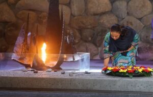 Yad Vashem : Thérèse Kayikwamba réaffirme le devoir de mémoire