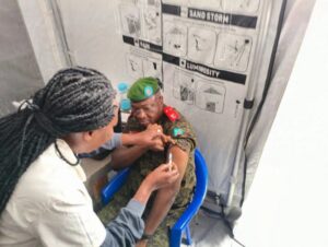 Ebola en RDC : Le gouverneur de l’Ituri se vaccine pour montrer l’exemple
