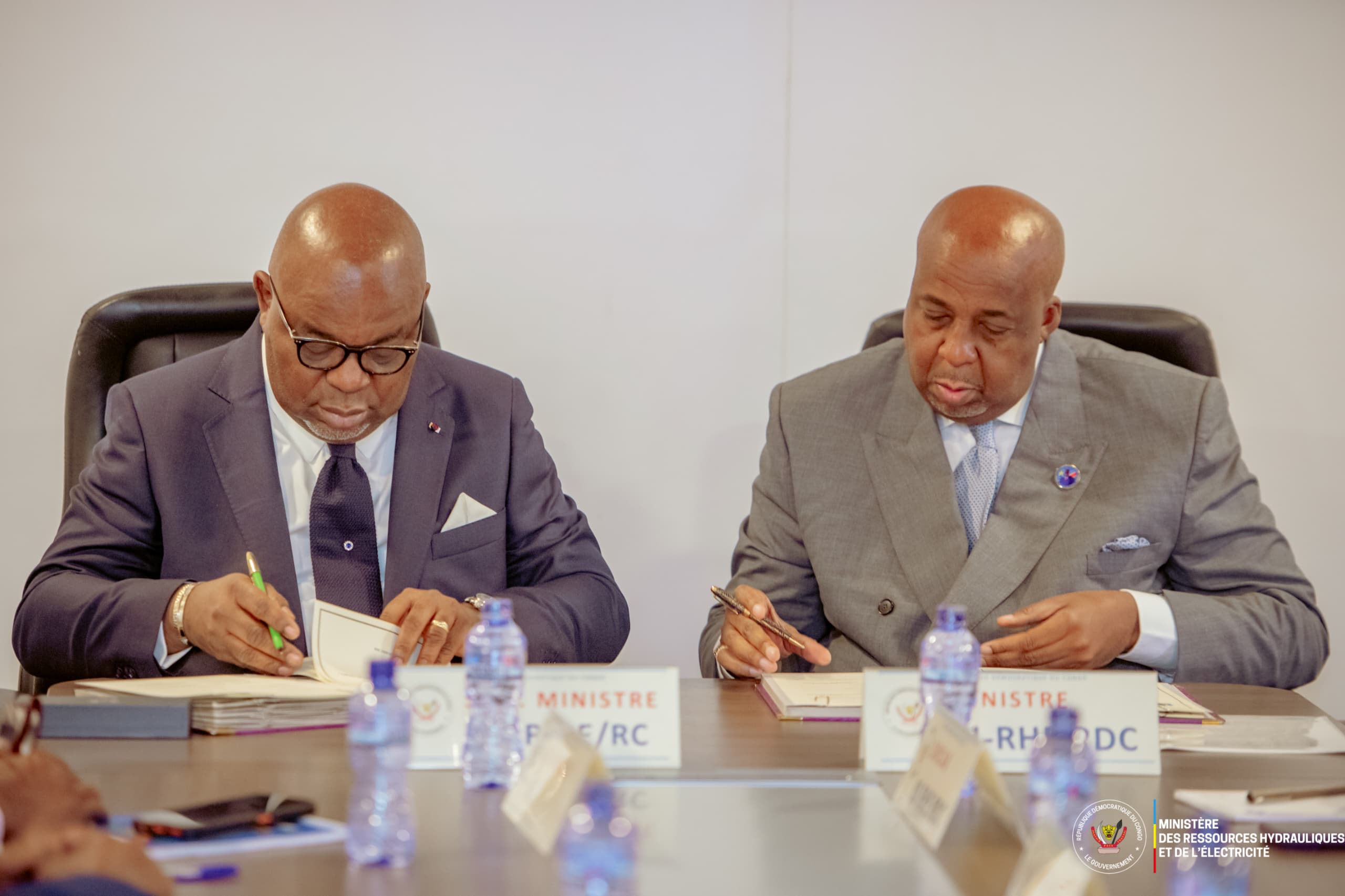 Aimé Sakombi Molendo et Bruno Jean-Richard Itoua lors des discussions sur la coopération énergétique à Kinshasa.