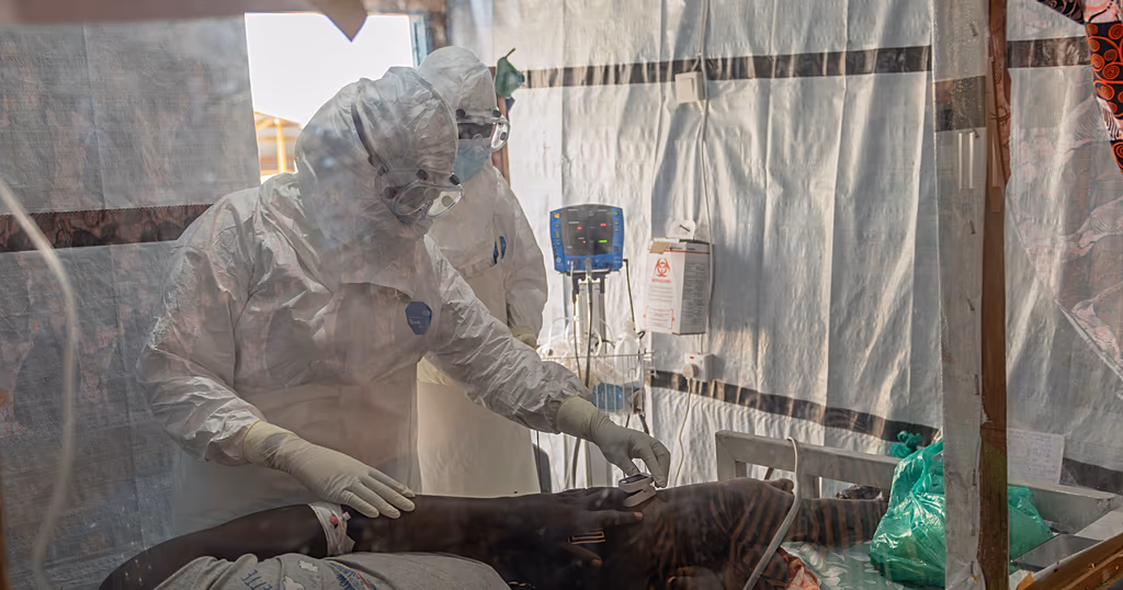 Personnel de santé en équipement de protection au centre de traitement Ebola de Katwa, au Nord-Kivu, en RDC.