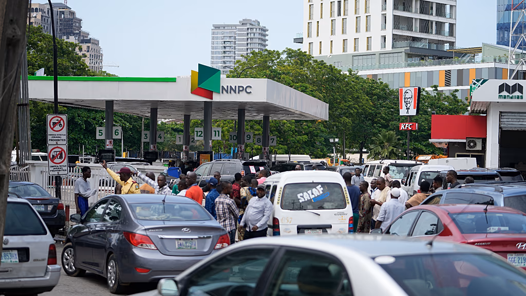 Prix du carburant au Nigeria et mesures gouvernementales pour limiter la hausse.