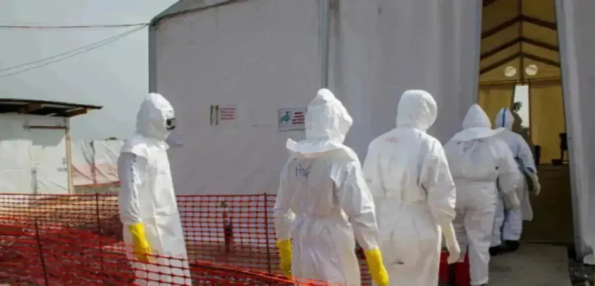 Personnel de santé en équipement de protection contre Ebola dans un centre de surveillance sanitaire.