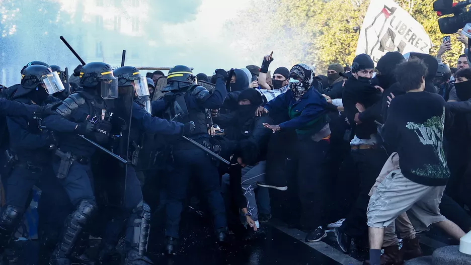 Manifestation de lycéens en France et intervention des forces de l’ordre.