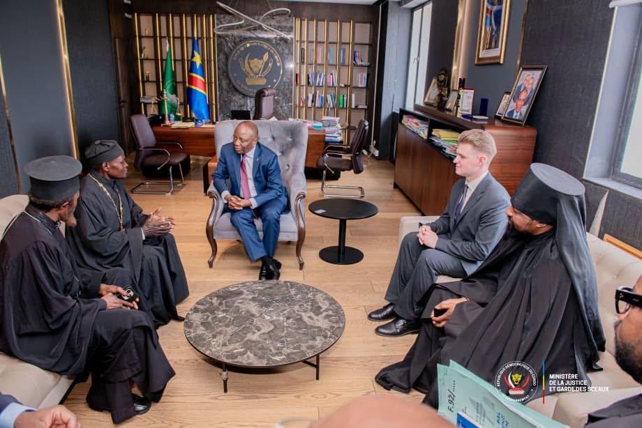 Guillaume Ngefa recevant une délégation de l’Église orthodoxe russe au ministère de la Justice à Kinshasa.