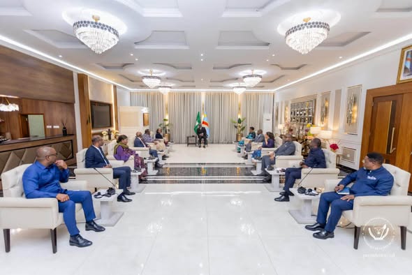 Félix Tshisekedi reçoit les facilitateurs de l'Union africaine à Kinshasa pour discuter des processus de paix dans l'Est de la RDC.