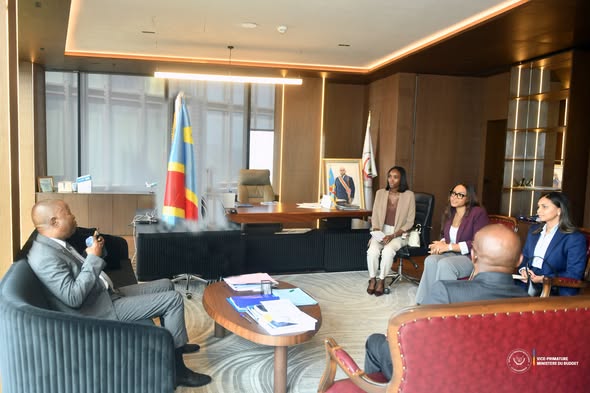 Adolphe Muzito échange avec la délégation du programme Or Vert du Congo à Kinshasa.