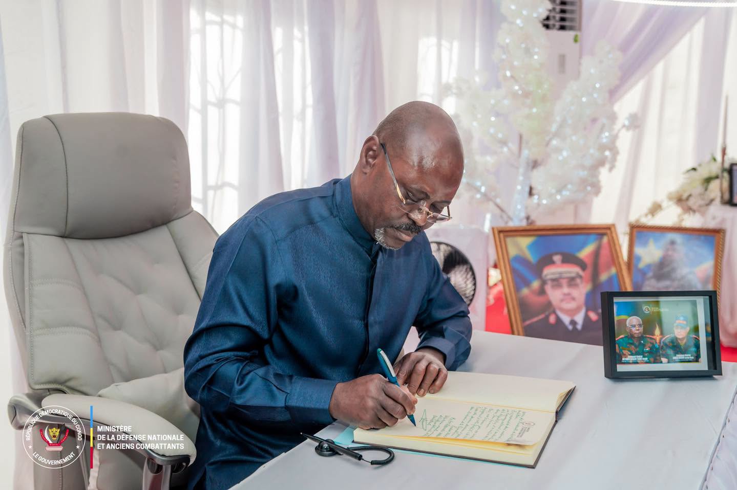 Guy Kabombo Muadiamvita lors de l’ouverture du livre de condoléances après le crash de Kenge.