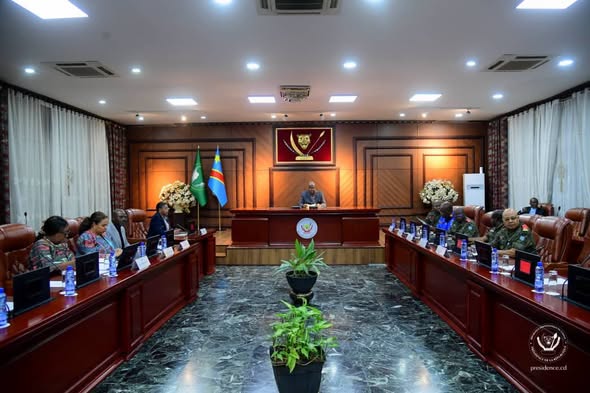 Félix-Antoine Tshisekedi préside une réunion du Conseil supérieur de la défense à Kinshasa le 14 octobre 2026.