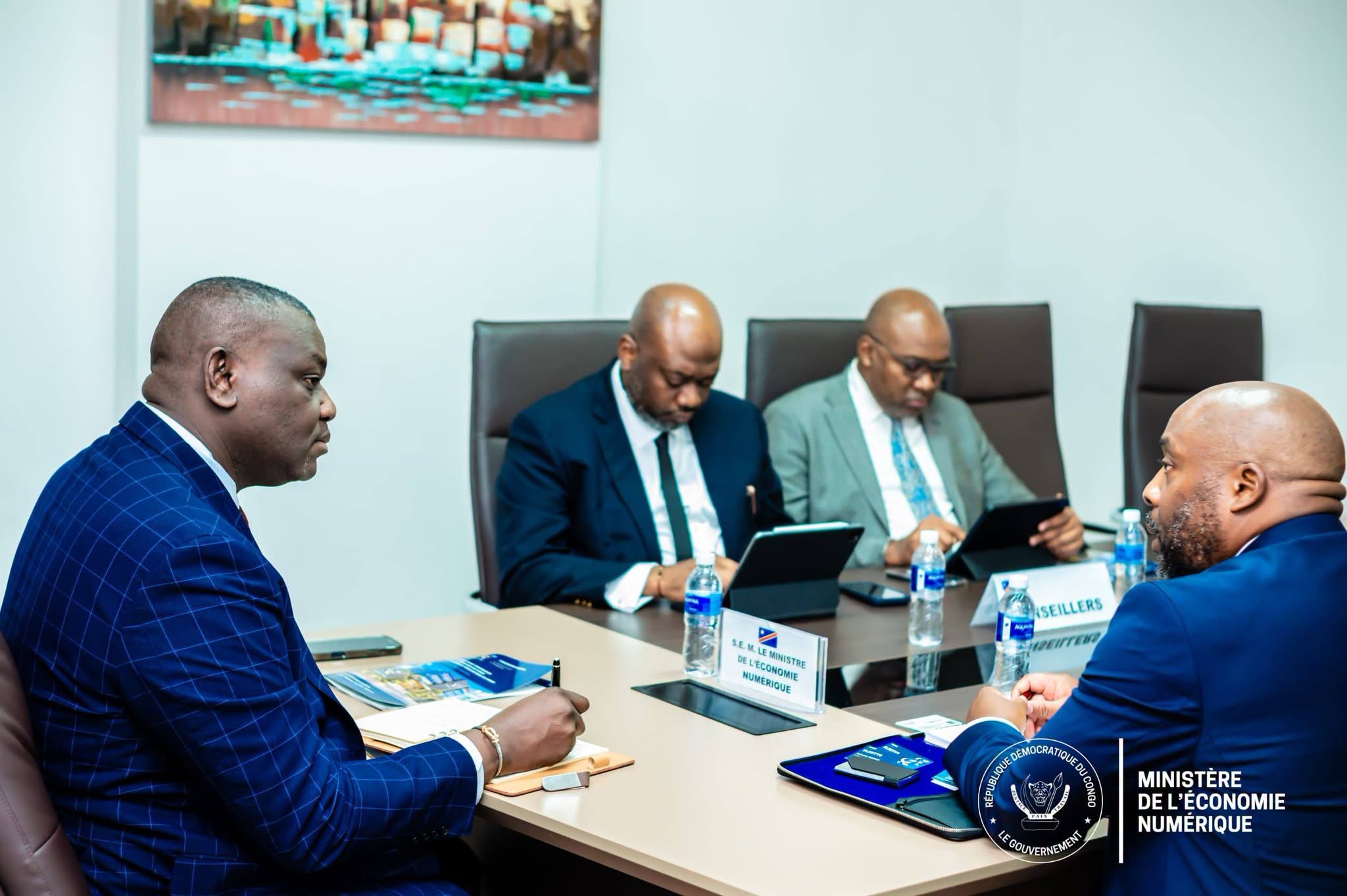 Augustin Kibassa Maliba échange avec une délégation du groupe Elektys sur les infrastructures numériques en RDC.