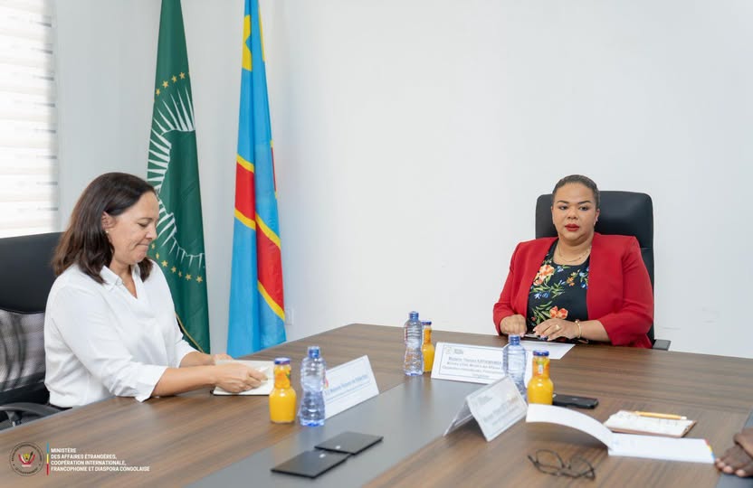 Thérèse Kayikwamba Wagner recevant l’ambassadrice belge Roxane de Bilderling à Kinshasa.