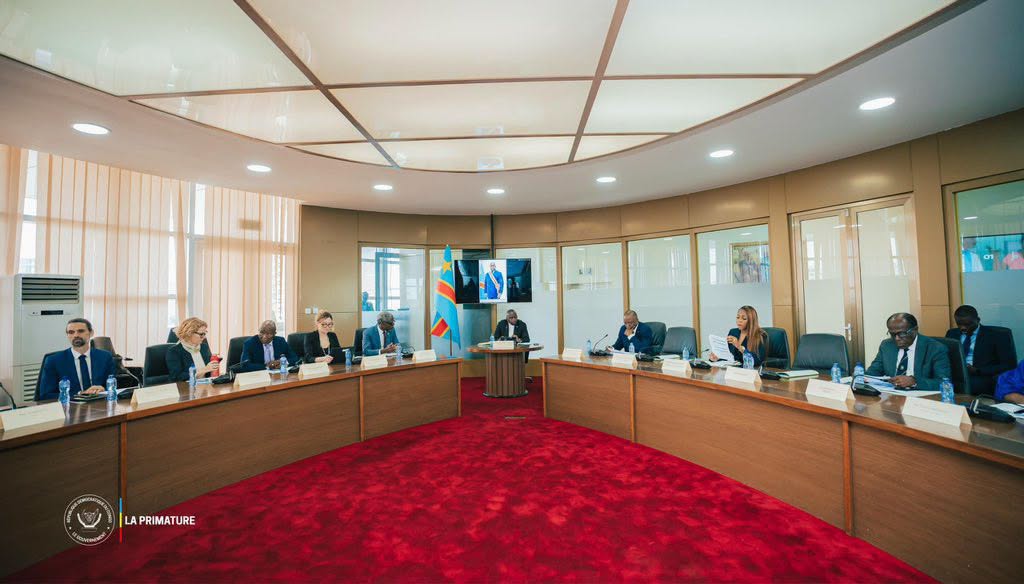 Jacquemin Shabani Lukoo lors d’une réunion sur le projet Vision et Gouvernance pour la Paix en RDC.