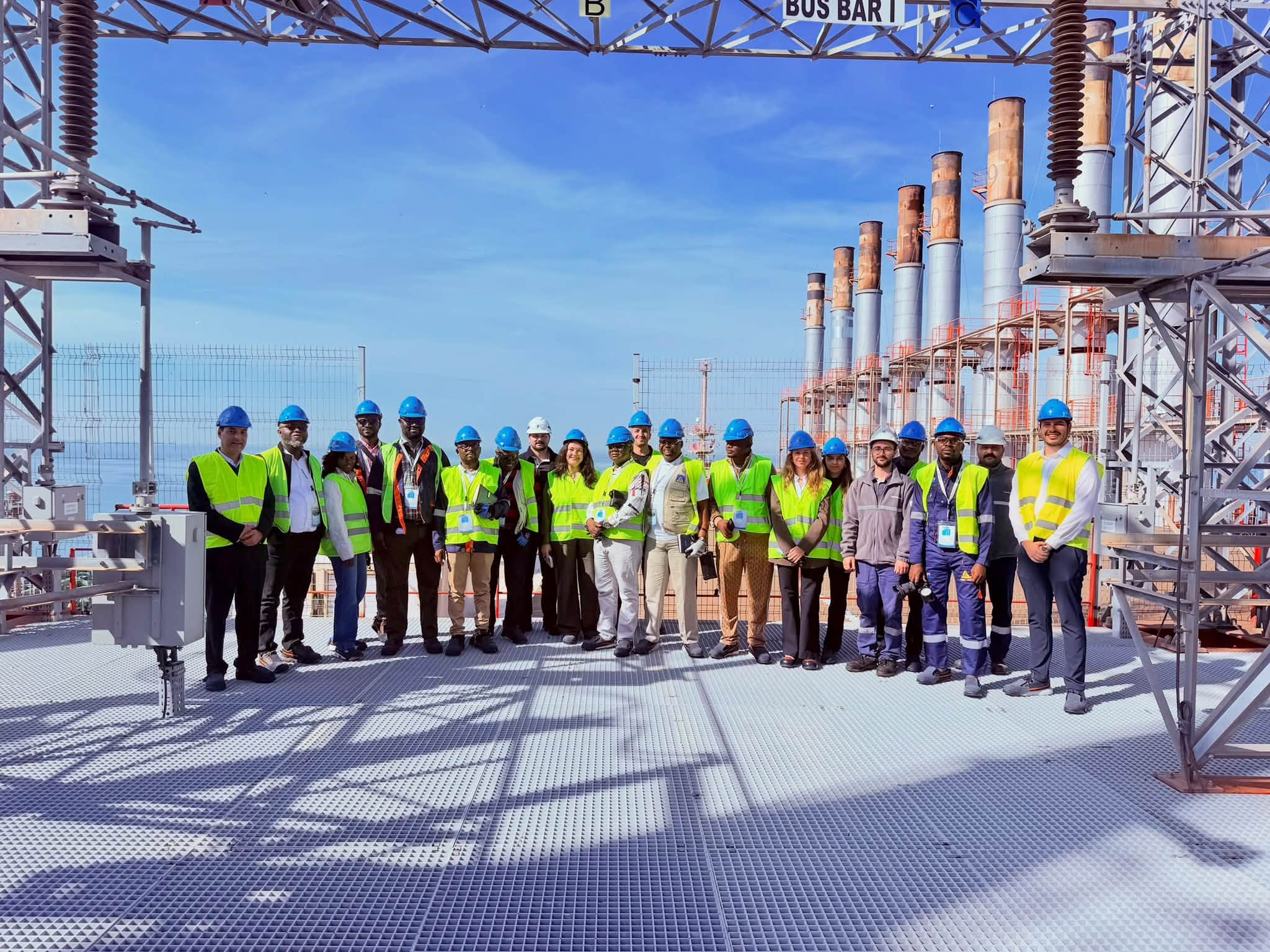 Teddy Lwamba inspecte une centrale électrique flottante de 134 MW à Istanbul, en Turquie.