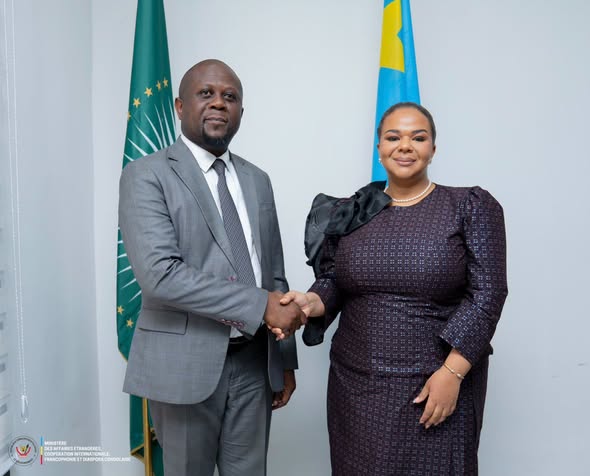 Thérèse Kayikwamba Wagner reçoit Joël Wengamulay de la WCS à Kinshasa le 20 octobre 2026.