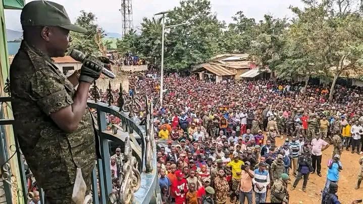 Jeunes rassemblés à Fizi lors d’une mobilisation en faveur de Yakutumba et des Wazalendo.