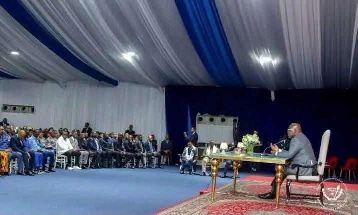 Félix Tshisekedi s’exprimant sur la Constitution devant les parlementaires de l’Union sacrée à Kinshasa.