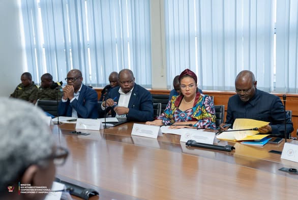 Guy Kabombo Muadiamvita et Thérèse Kayikwamba Wagner lors d’une réunion avec la délégation de la MONUSCO à Kinshasa.