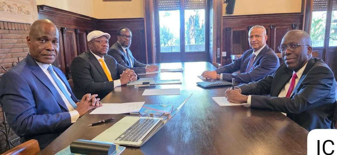 Les cinq dirigeants de la Coalition Article 64 réunis à Rome.