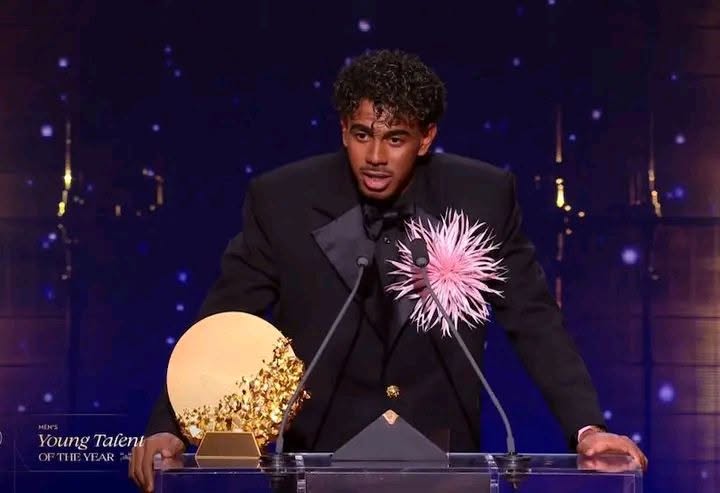 Lamine Yamal avec le Trophée Kopa 2026 à Londres.