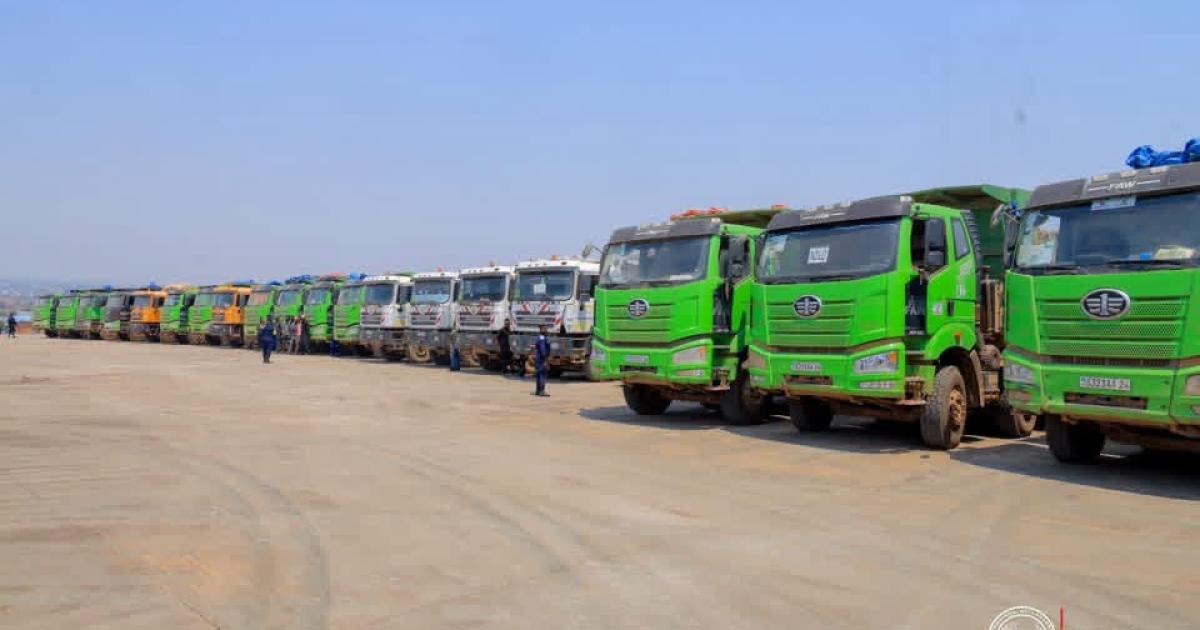 Camions transportant des minerais immobilisés au centre de négoce de Musompo à Kolwezi.