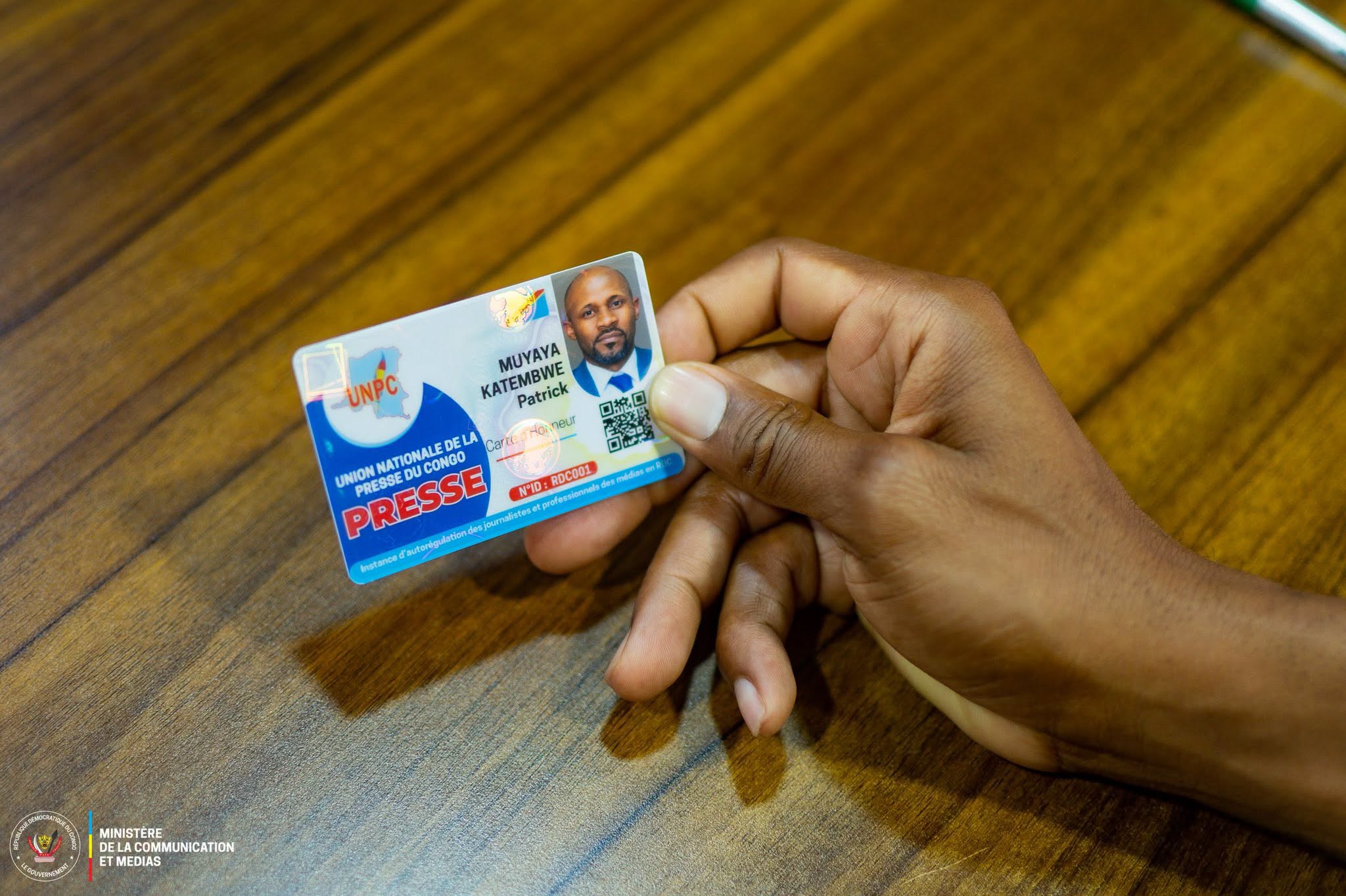 Kamanda wa Kamanda Muzembe remettant une carte d’honneur à Patrick Muyaya à Kinshasa.