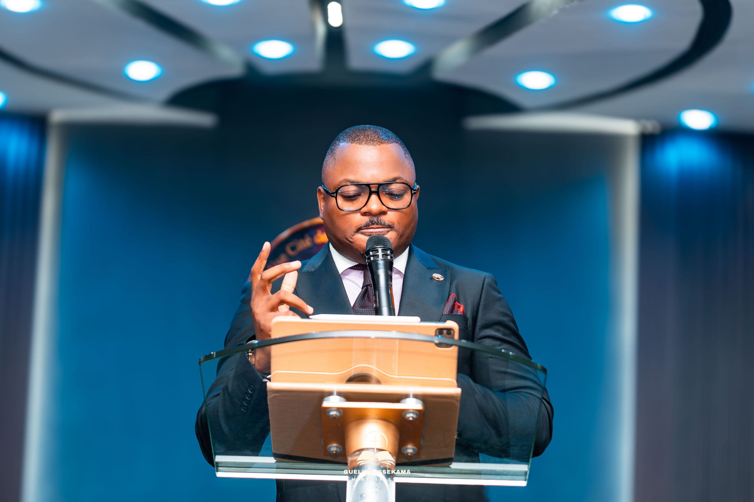 Pasteur Guel’or Issekama lors de la troisième soirée de la convention pastorale 2026 à La Borne Kindele