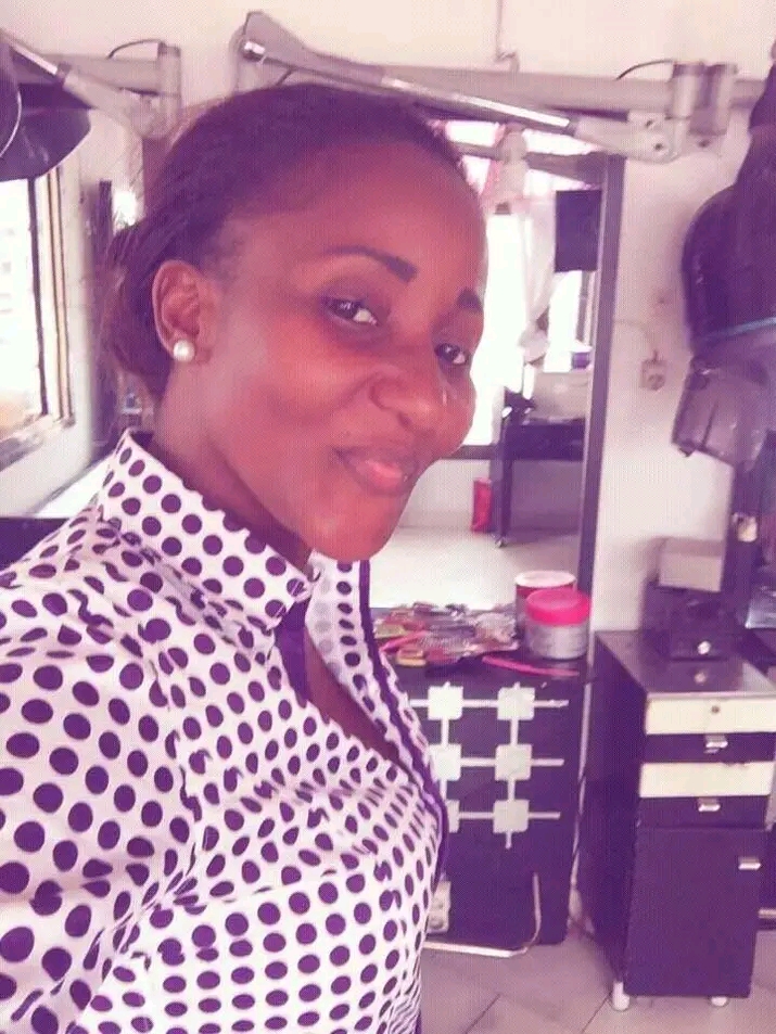 Mimie Boyeye, entrepreneuse et propriétaire d'un salon de coiffure pour dames dans la commune de la Gombe à Kinshasa, célébrée à l'occasion de son anniversaire le 10 octobre 2026.