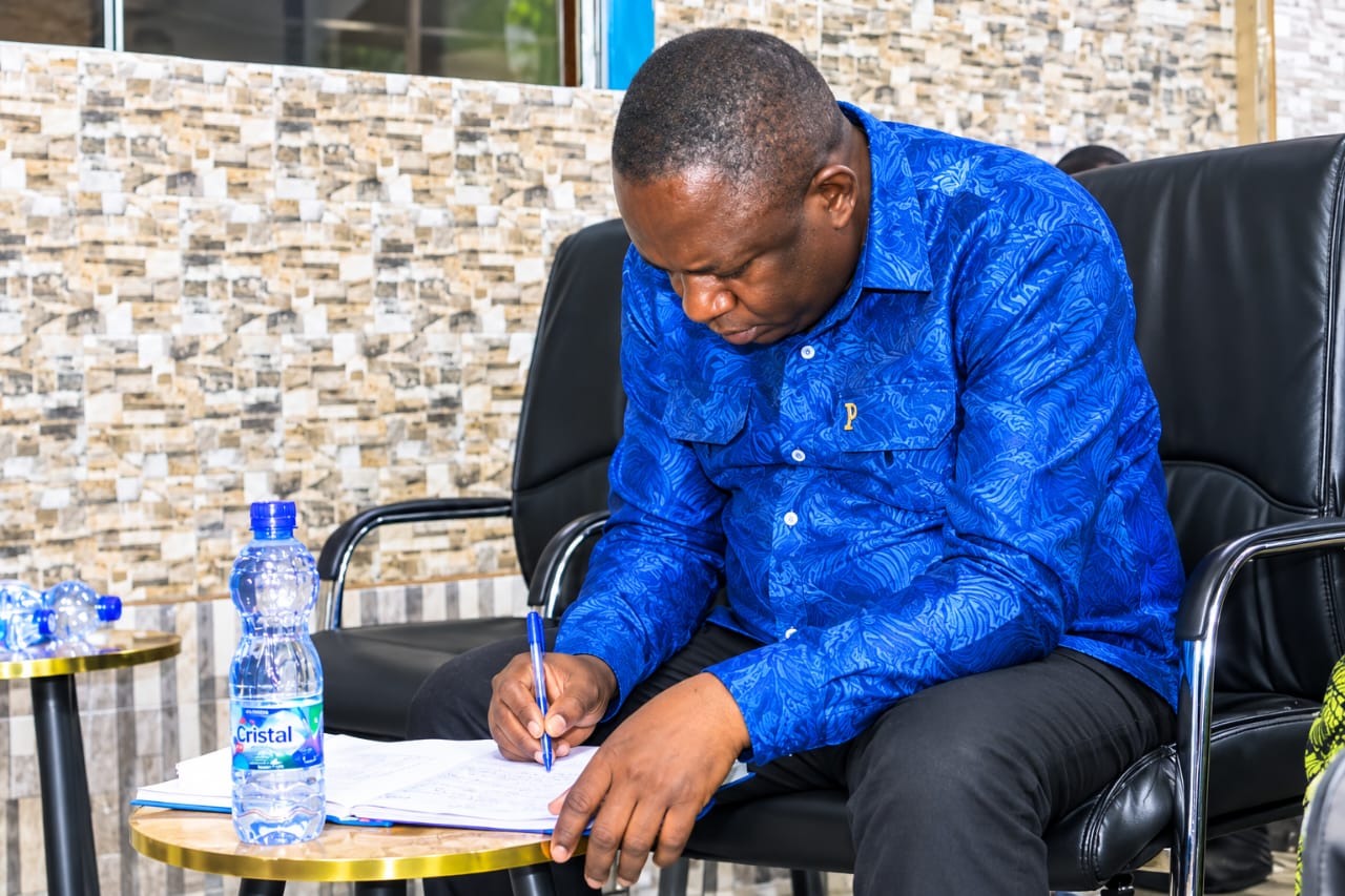 Pasteur Jérémie Mwanza Epomba prenant des notes lors de la Convention pastorale 2026 à La Borne Kindele.