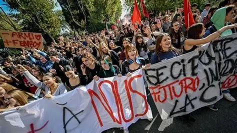 Manifestations en Italie contre la vie chère et les dépenses militaires à Rome le 30 octobre 2026.