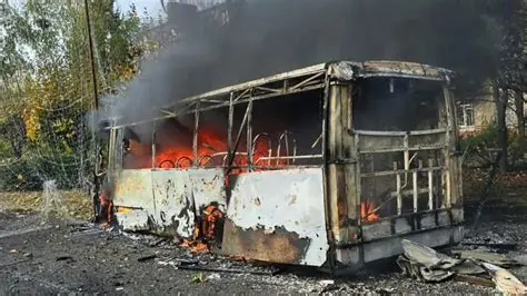 Deux bus incendiés après une frappe à Kramatorsk