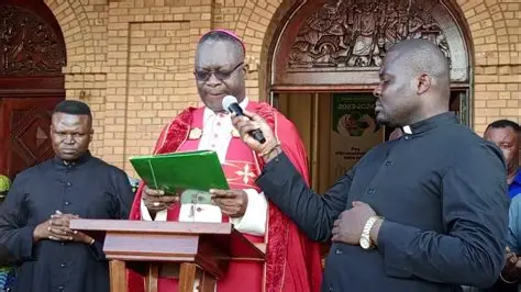 Mgr Fulgence Muteba lors de sa visite à la paroisse Notre-Dame de la Paix à Lubumbashi.