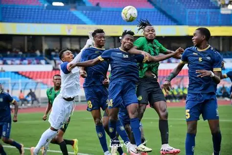 Les joueurs du FC Les Aigles du Congo lors d’un match contre l’APR FC du Rwanda à Lubumbashi en septembre 2026.