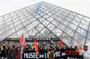 Louvre bloqué : Les étudiants soutiennent le mouvement lycéen