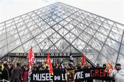 Étudiants mobilisés devant le musée du Louvre à Paris le 19 octobre 2026.