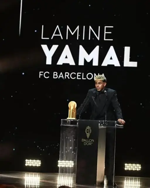 Lamine Yamal, troisième du Ballon d’Or masculin 2026, lors de la cérémonie à Londres.