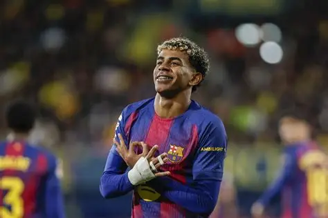 Lamine Yamal avec le maillot du FC Barcelone pendant un match.