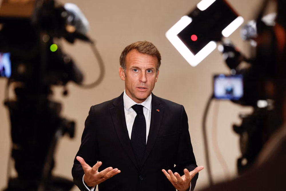Emmanuel Macron évoque la désinformation politique et les commentaires étrangers sur la France.