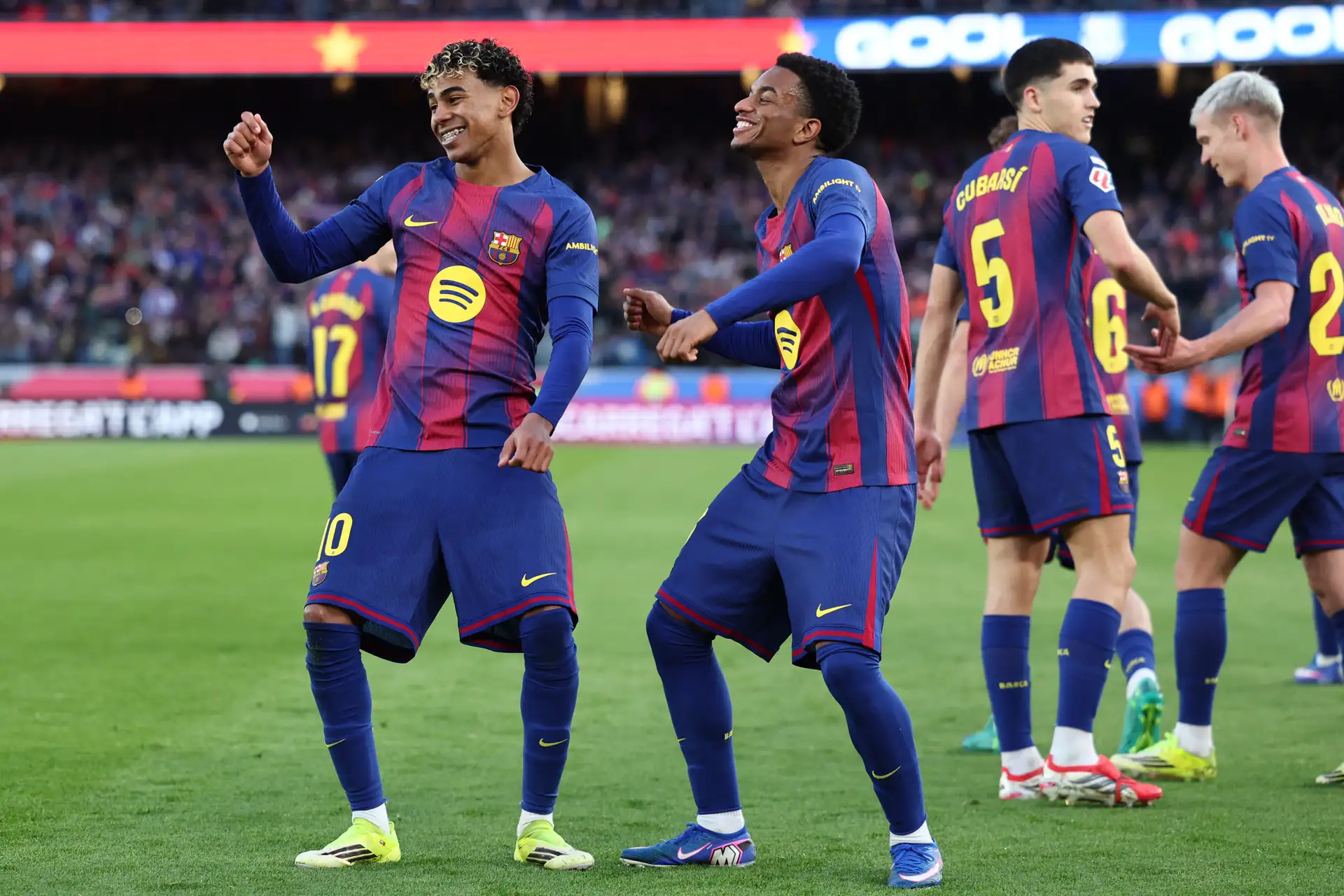 les joueurs de Barça célèbrent leur but lors de la victoire d’Arsenal contre Lille en Ligue des champions