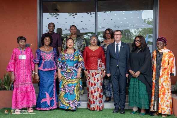 Judith Suminwa Tuluka et Thérèse Kayikwamba Wagner lors d’un dialogue sur le leadership féminin et la gouvernance en RDC à Kinshasa