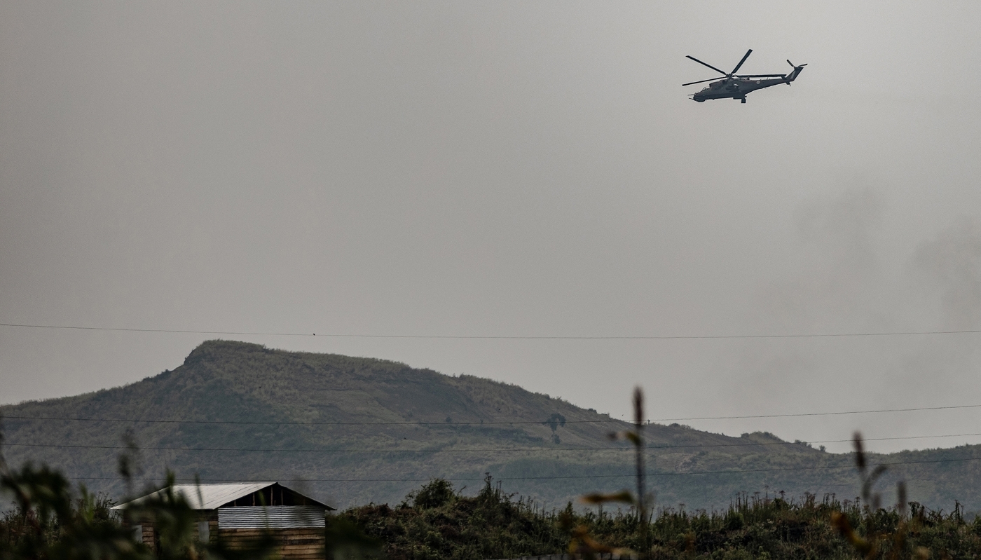 Hélicoptère des FARDC survolant Sake, dans le Nord-Kivu, en RDC.