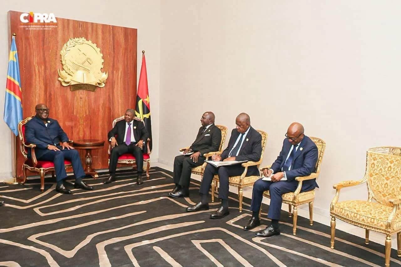 Félix Tshisekedi souriant aux côtés de João Lourenço lors de la Biennale de Luanda, en Angola, le 22 octobre 2026.