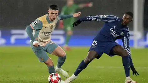 Phil Foden face à Nuno Mendes lors d'une confrontation entre Manchester City et le PSG.