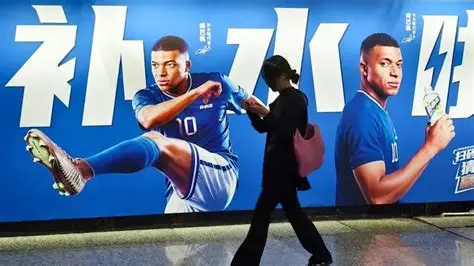 Kylian Mbappé sur un écran publicitaire à Shanghai dans le contexte de la polémique entre le joueur et la Chine.